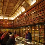 Knygų kabinetas su... citata "The Book Cabinet contains 19,000 volumes, 1500 manuscripts and 17 500 printed, which deal with all subjects of universal knowledge. The manuscripts, the oldest dated in the XIth century, include 200 medieval manuscripts..."