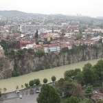 Tbilisis įsitaisęs šalia Mt'k'vari (dar vadinama Kura) upės